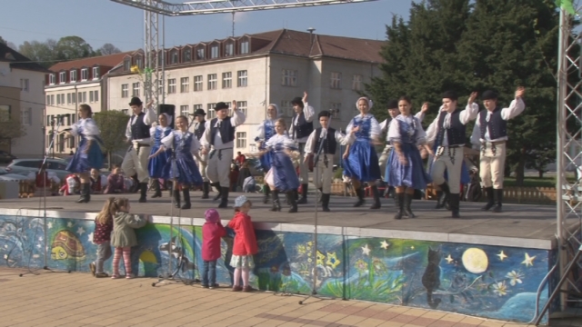 Mladí folkloristi vítali jar spevom a tancom 