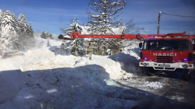 Doma s ohňom a nehodami, na Orave pomáhali so snehom