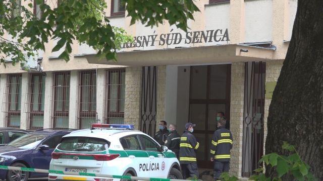 Anonym nahlásil bombu na súdoch. Polícia prehľadala aj Okresný súd v Senici.