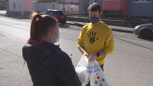 Mesto Senica distribuuje respirátory pre seniorov nad 65 rokov