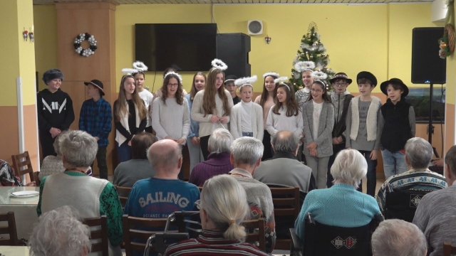 Senickí gymnazisti potešili seniorov vianočným programom