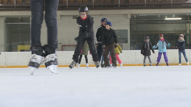 Tréneri bandy hokeja učia deti korčuľovať