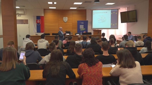 Študenti sa interaktívne zapojili do diskusie s europoslancom Vladimírom Bilčíkom