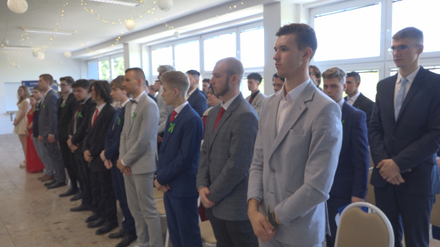 Absolventi SPŠ si prevzali maturitné vysvedčenia