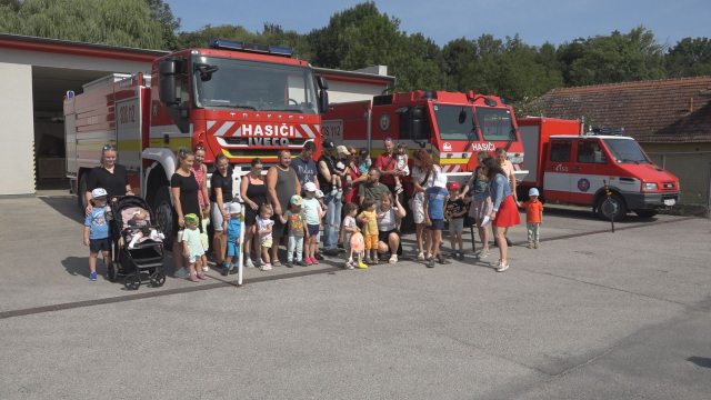 Deti z MC Pampúšik navštívili profesionálnych hasičov