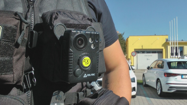 Na uniformách mestských policajtov v Senici pribudli telové kamery