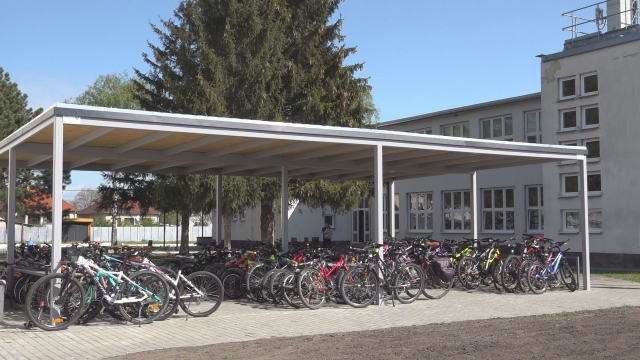 Keď žiaci jazdia do školy na bicykli, dostávajú úľavy na vyučovaní